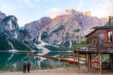 Alp Gölü kıyısındaki muhteşem ahşap kayıkhane, Dolomitler, İtal