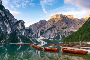 Braies Gölü 'nde tekneler, Pragser Wildsee, Dolomites Dağı' nda.