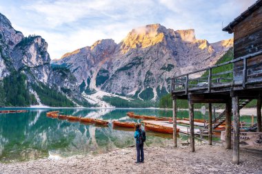 Alp Gölü kıyısındaki muhteşem ahşap kayıkhane, Dolomitler, İtal