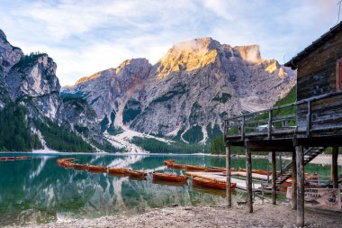 Alp Gölü kıyısındaki muhteşem ahşap kayıkhane, Dolomitler, İtal