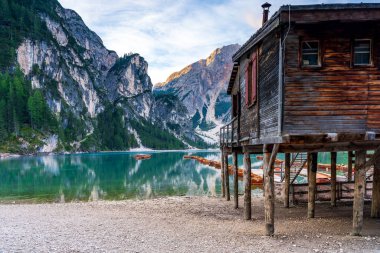 Alp Gölü kıyısındaki muhteşem ahşap kayıkhane, Dolomitler, İtal