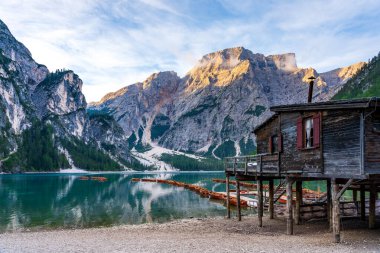 Alp Gölü kıyısındaki muhteşem ahşap kayıkhane, Dolomitler, İtal