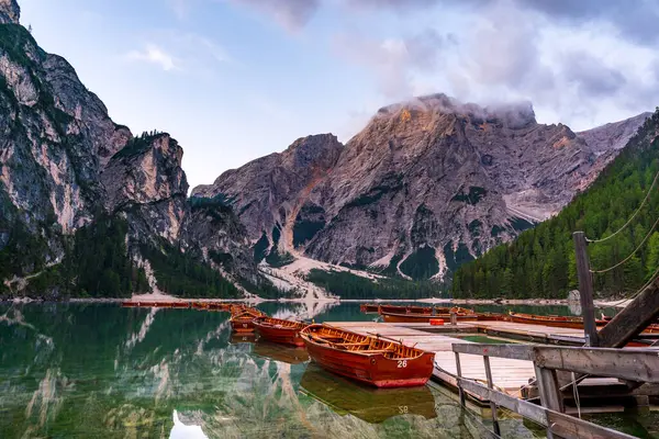 Braies Gölü 'nde tekneler, Pragser Wildsee, Dolomites Dağı' nda.
