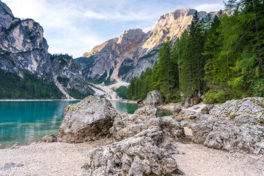 Yazın Braies Gölü, Dolomiteler, Güney Tyrol,