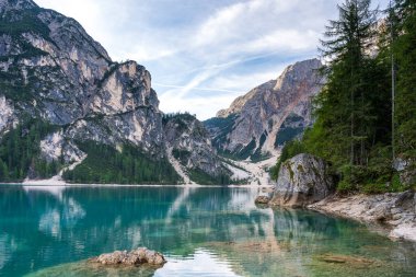 Dolomites dağlarındaki Braies Gölü Panoraması, Sudtirol, İtalya.