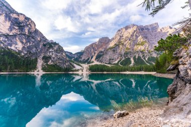 Dolomites dağlarındaki Braies Gölü Panoraması, Sudtirol, İtalya.