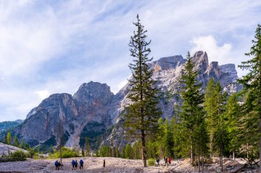 Yazın Braies Gölü, Dolomiteler, Güney Tyrol,
