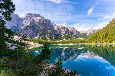 Yazın Braies Gölü, Dolomiteler, Güney Tyrol,