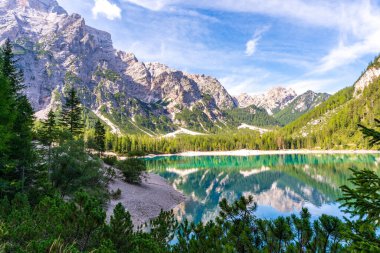 Dolomites dağlarındaki Braies Gölü Panoraması, Sudtirol, İtalya.