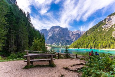 Dolomites dağlarındaki Braies Gölü Panoraması, Sudtirol, İtalya.