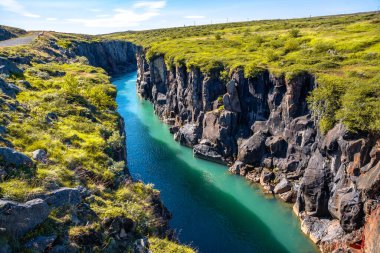 İzlanda 'daki Jkuls Br nehrinin mavi suları tarafından oyulmuş çarpıcı küçük bir kanyon.