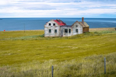 Kuzey İzlanda 'daki Vatnsnes yarımadasında terk edilmiş bir ev.