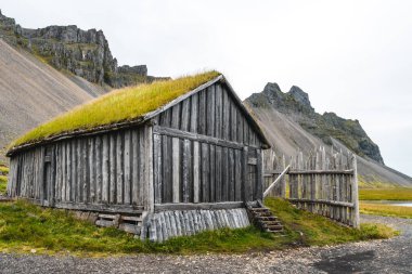Stokksnes 'deki Viking köyü, yukarıdan ele geçirildi, Vestrahorn dağı nefes kesen İzlanda manzarasını tamamlıyordu.