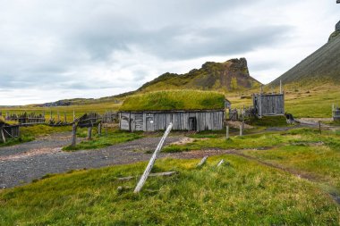 Stokksnes 'deki Viking köyü, yukarıdan ele geçirildi, Vestrahorn dağı nefes kesen İzlanda manzarasını tamamlıyordu.