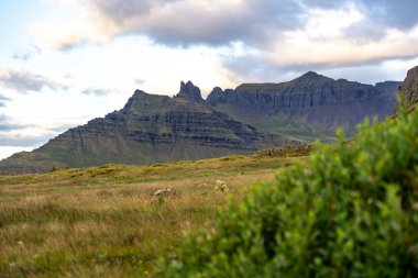 Npsstaur 'da görülen görkemli Lomagupur masa dağı Güney İzlanda' da açık mavi bir yaz gökyüzü tarafından çerçevelenmiştir.