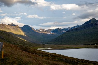 Npsstaur 'da görülen görkemli Lomagupur masa dağı Güney İzlanda' da açık mavi bir yaz gökyüzü tarafından çerçevelenmiştir.