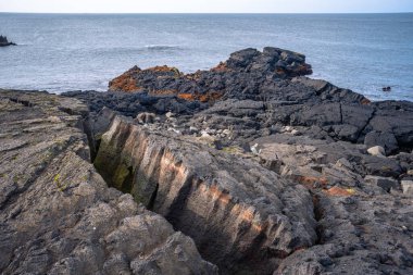 Güney İzlanda 'da sarp kayalıkları ve lav kayalarıyla Valahnkaml Körfezi' nin nefes kesici manzarası