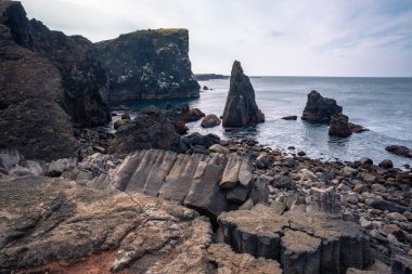 Güney İzlanda 'da sarp kayalıkları ve lav kayalarıyla Valahnkaml Körfezi' nin nefes kesici manzarası