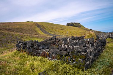 Güney İzlanda 'da sarp kayalıkları ve lav kayalarıyla Valahnkaml Körfezi' nin nefes kesici manzarası