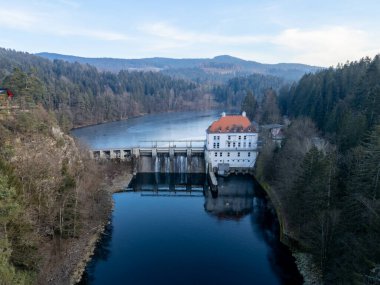 Bavyera 'daki Viechtach yakınlarında sık ormanlarla çevrili derin mavi Hllensteinsee' nin hava manzarası