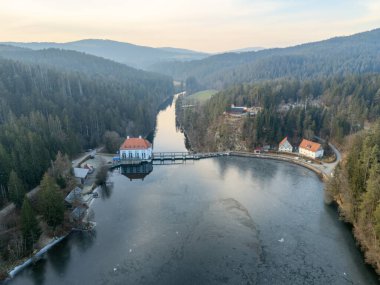 Bavyera 'daki Viechtach yakınlarında sık ormanlarla çevrili derin mavi Hllensteinsee' nin hava manzarası