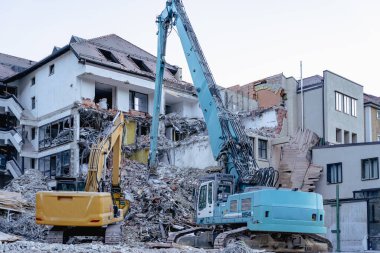 Bavyera Almanya 'sında İnşaat Alanında İki Kazıcı Yıkım Yapıyor
