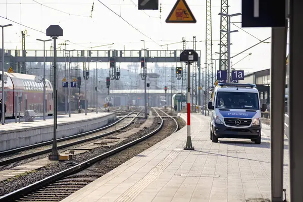 Federal Polis Arabası Bavyera Almanya 'daki tren istasyonunun yanına park etti