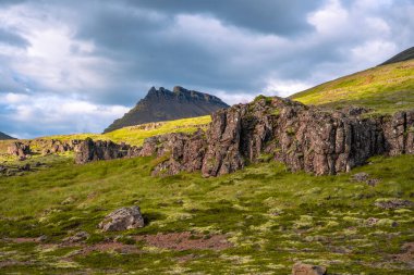 Doğu İzlanda 'da nehir, engebeli kayalar ve dağlarla nefes kesici bir manzara.