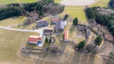 Almanya, Bavyera, İlkbaharda Bavyera Ormanı 'ndaki Haibach köyünün havadan görünüşü