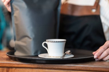 Kahveci kadının nefis, aromatik ve canlandırıcı Americano kahvesi hazırladığı yakın plan.