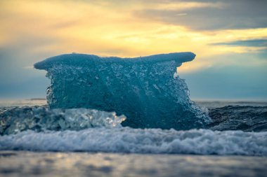 Buzuldan gelen el değmemiş buz, İzlanda 'nın Elmas Sahili' nin sahil şeridine gerçek üstü ve çarpıcı bir manzarayla saçıldı.