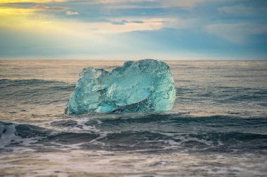 Buzuldan gelen el değmemiş buz, İzlanda 'nın Elmas Sahili' nin sahil şeridine gerçek üstü ve çarpıcı bir manzarayla saçıldı.
