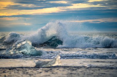 Güneşin doğuşuyla birlikte Jkulsrln yakınlarındaki buzul plajındaki eriyen buzuldan bir buz kütlesinin yakınına İzlanda 'daki Vatnajkull Ulusal Parkı' na.