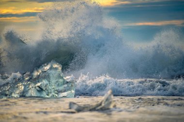Güneşin doğuşuyla birlikte Jkulsrln yakınlarındaki buzul plajındaki eriyen buzuldan bir buz kütlesinin yakınına İzlanda 'daki Vatnajkull Ulusal Parkı' na.