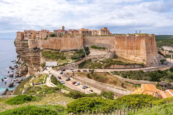 Eski Bonifacio kasabasının panoramik manzarası, Fransa, Korsika 'da kayalık bir uçurum üzerine inşa edildi.
