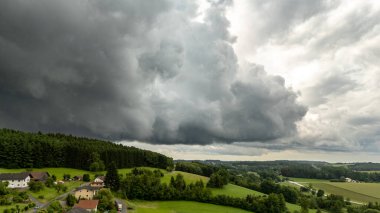 Şiddetli fırtına bulutları ve dramatik kara bulutlar Almanya, Bavyera 'da