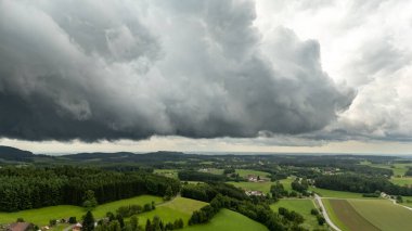 Şiddetli fırtına bulutları ve dramatik kara bulutlar Almanya, Bavyera 'da