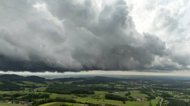 Şiddetli fırtına bulutları ve dramatik kara bulutlar Almanya, Bavyera 'da