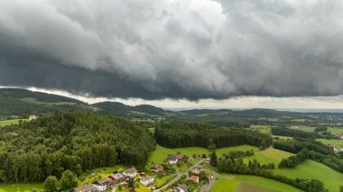 Şiddetli fırtına bulutları ve dramatik kara bulutlar Almanya, Bavyera 'da