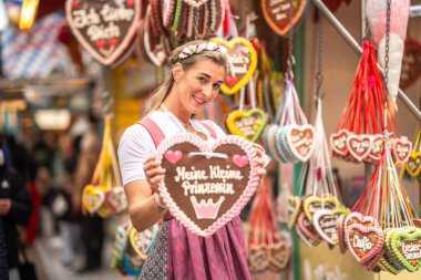 Geleneksel zencefilli kurabiye yürekli bir kadın Bavyera, Almanya 'da bir halk festivalinde