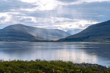 Seyisfjarvegur 'daki dağ manzarası Egilsstair' den Seyisfjrur 'a doğu İzlanda' da