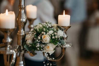 Beyaz güllerden bir buket mum, düğün resepsiyonu