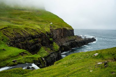 Faroe Adaları 'ndaki yeşil dağlı tenha Vagar Adası.