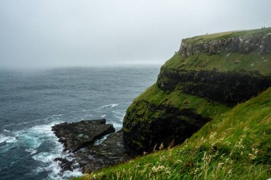 Rüzgarlı sahil kayalıkları ve yeşil vadiler Kuzey Atlantik 'le buluşuyor.