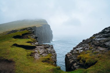 Danimarka 'nın Vgar Faroe Adaları' ndaki uçurumlarda Sorvagsvatn Gölü. Peyzaj Panoraması
