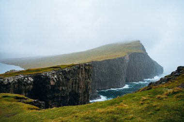 Danimarka 'nın Vgar Faroe Adaları' ndaki uçurumlarda Sorvagsvatn Gölü. Peyzaj Panoraması
