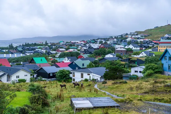 Danimarka 'nın Vgar Faroe Adaları' ndaki uçurumlarda Sorvagsvatn Gölü. Peyzaj Panoraması