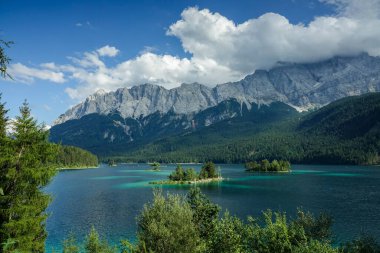Yazın Eibsee 'de Zugspitze' deki kalabalıkla. Alman Alpleri, Bavyera, Almanya ve Avrupa 'da güneşli açık hava sahneleri
