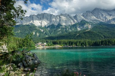 Yazın Eibsee 'de Zugspitze' deki kalabalıkla. Alman Alpleri, Bavyera, Almanya ve Avrupa 'da güneşli açık hava sahneleri