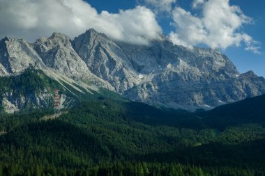Yazın Eibsee 'de Zugspitze' deki kalabalıkla. Alman Alpleri, Bavyera, Almanya ve Avrupa 'da güneşli açık hava sahneleri